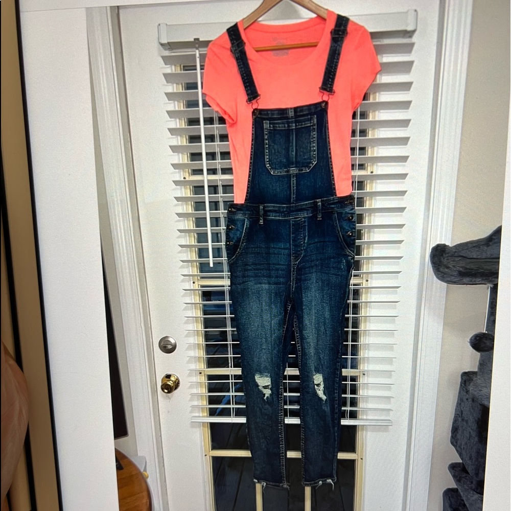⭐️DISTRESSED NWOT DARKWASH DENIM CROPPED OVERALLS W/ CORAL T-SHIRT 😍